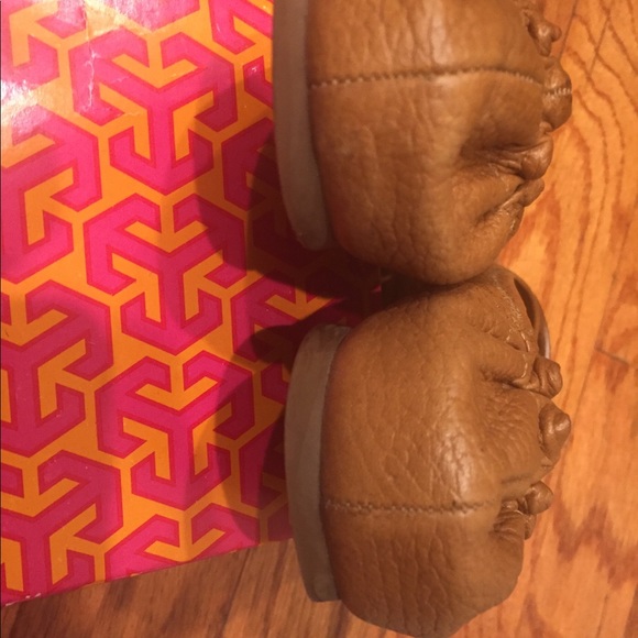 Beautiful Tan Tory Burch tumbled leather flats. - Picture 7 of 7
